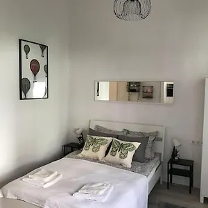 Apartman Near Park Only 5 Minutes Walk , Where Find The World Famous Szechenyi Thermal Bath Spa, Capital Circus , Museums The Is Modern And Newly Renovated ,in A Quiet And Peaceful Oasis With Ac ,smart Tv, High Speed Internet, Budapest