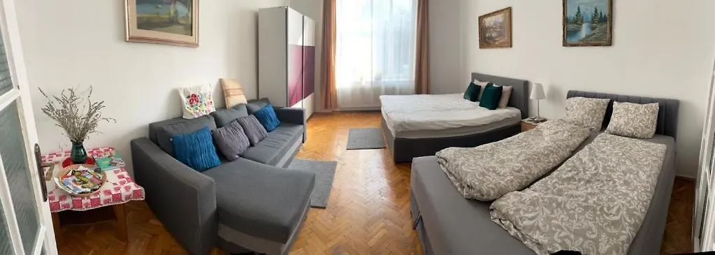Family Home Budapest 0*,